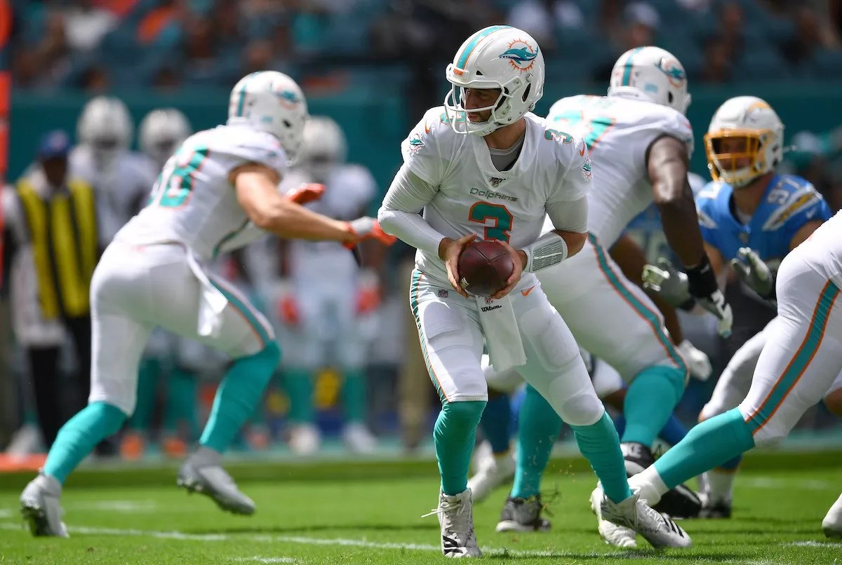 The Dolphins Won the Tank Bowl Thanks to a Crucial Kenyan Drake Drop